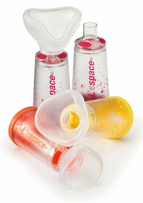 CAMERA DISTANZIATRICE PER EROGATORI SPRAY PREDOSATI L'ESPACE 220ML PEDIATRICO SPAZIO MORTO 49ML CON MASCHERA VALVOLA INSPIRAZIONE 2 VALVOLE ESPIRAZIONE CODICE COLORE GIALLO - farmacialombardia.it