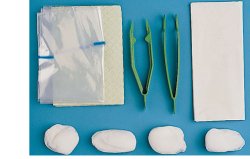 SET PER MEDICAZIONE MEDIUM CONTENENTE PINZA AD ANELLI, PINZA ANATOMICA, 4 TAMPONI, SACCHETTO DI CARTA PER RESIDUI, TELO IMPERMEABILE/ASSORBENTE, 2 GUANTI IN LATTICE - farmacialombardia.it